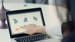 Робота за кордоном для українців: де біженці найчастіше знаходять роботу?