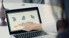 Робота за кордоном для українців: де біженці найчастіше знаходять роботу?